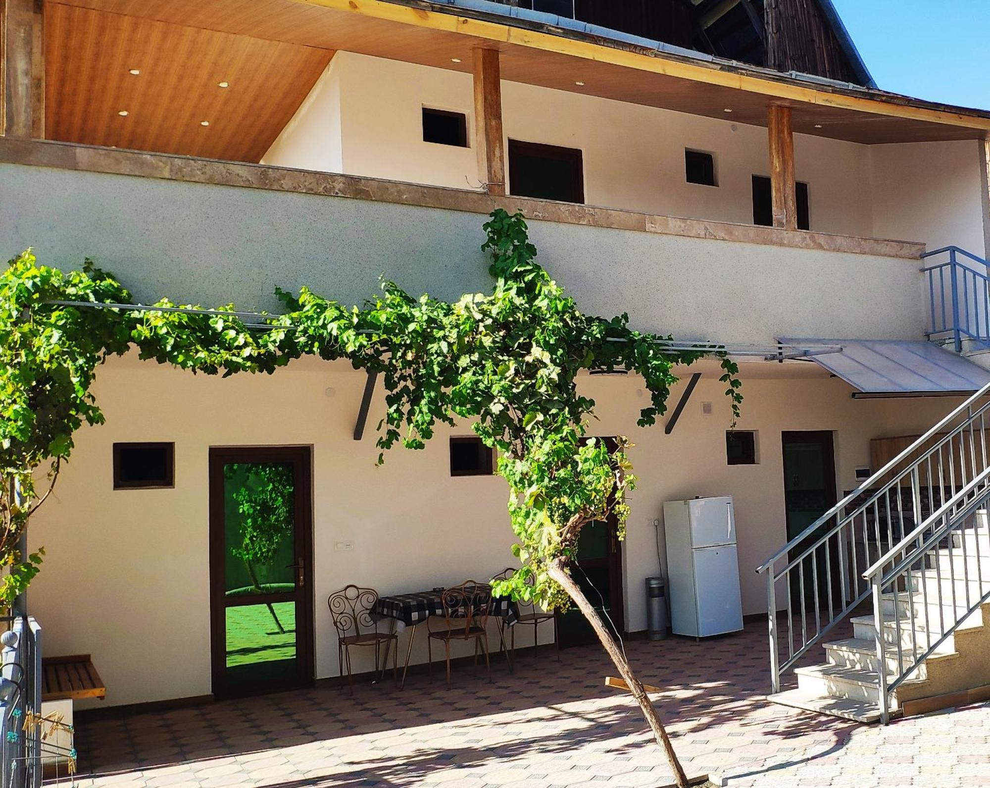 Apex Rest House Of 10 Rooms And Pool Yerevan Exterior photo