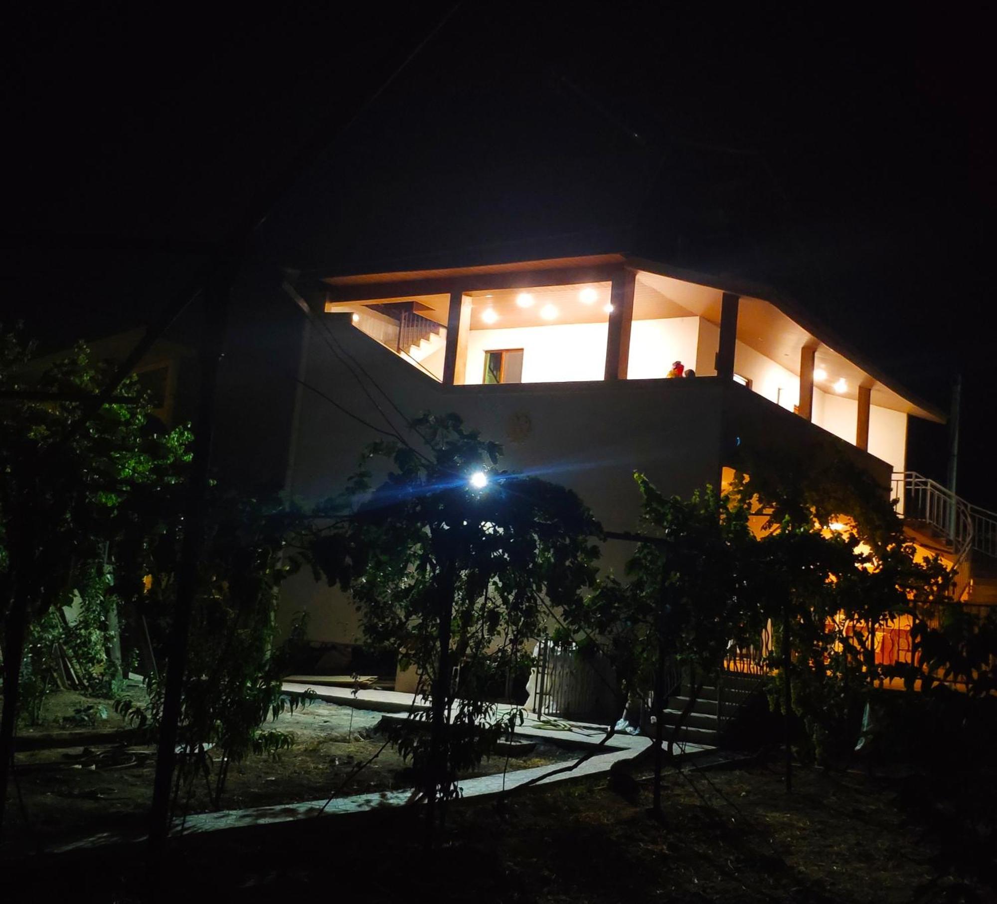 Apex Rest House Of 10 Rooms And Pool Yerevan Exterior photo