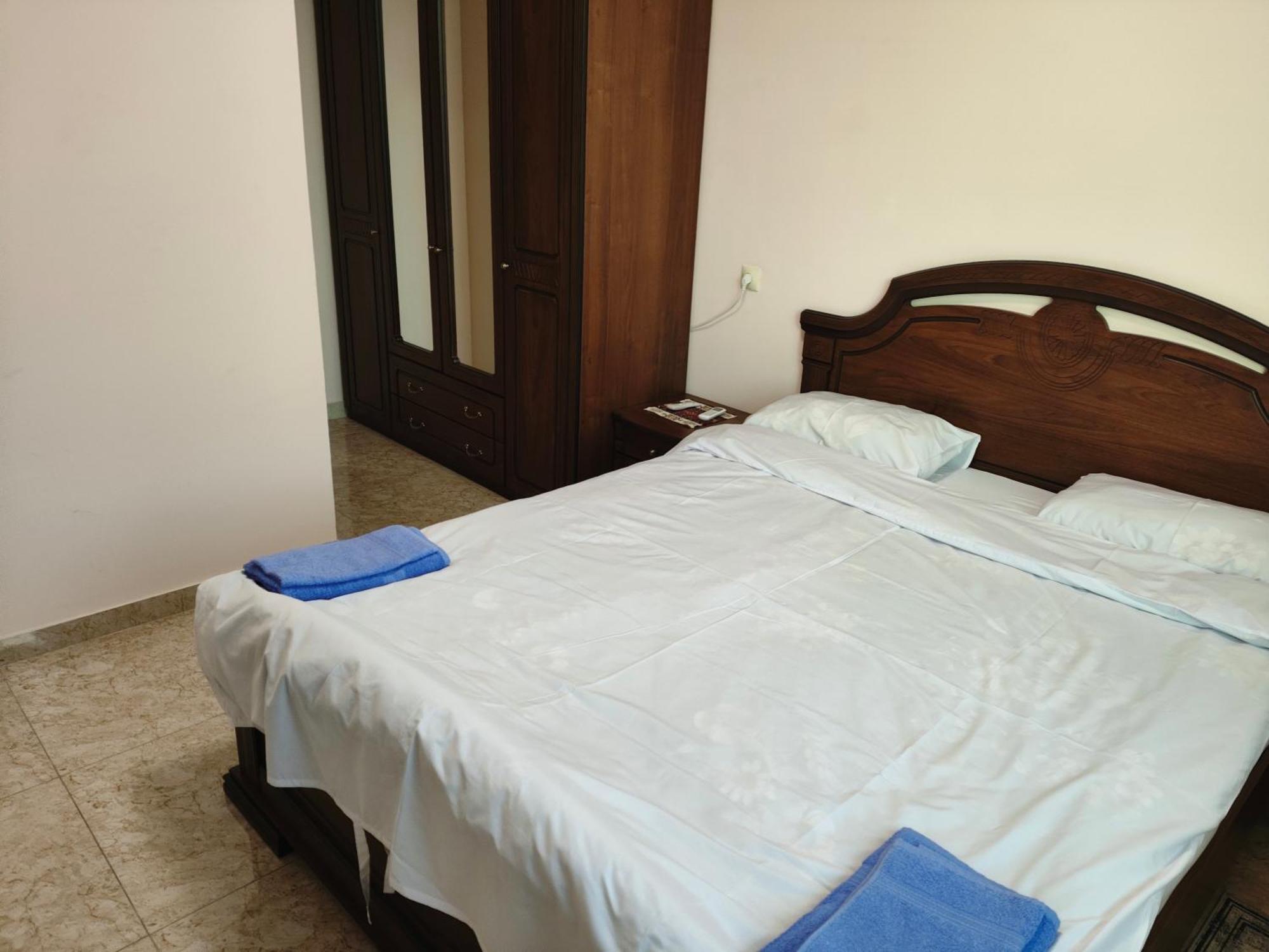 Apex Rest House Of 10 Rooms And Pool Yerevan Exterior photo