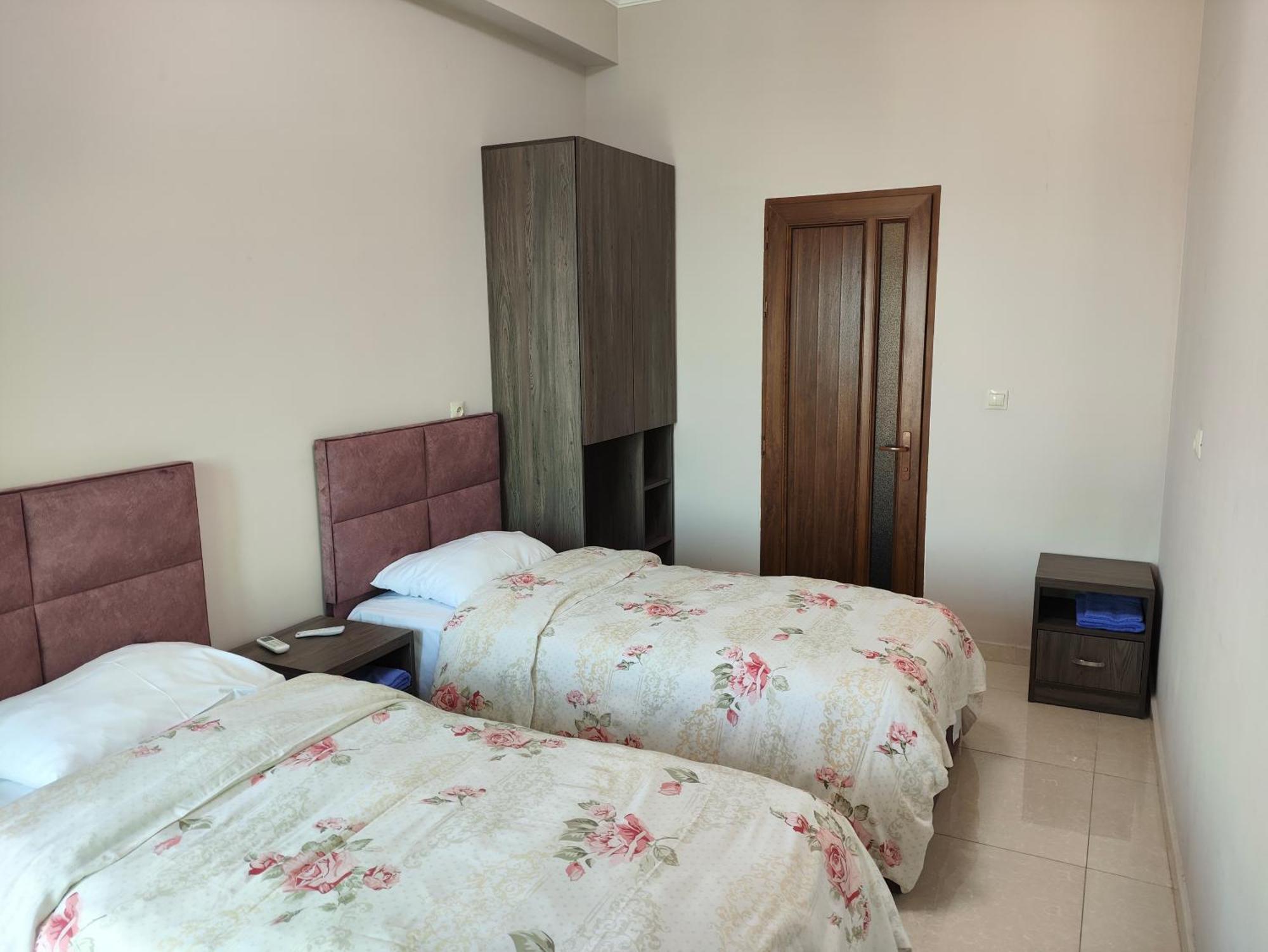 Apex Rest House Of 10 Rooms And Pool Yerevan Exterior photo