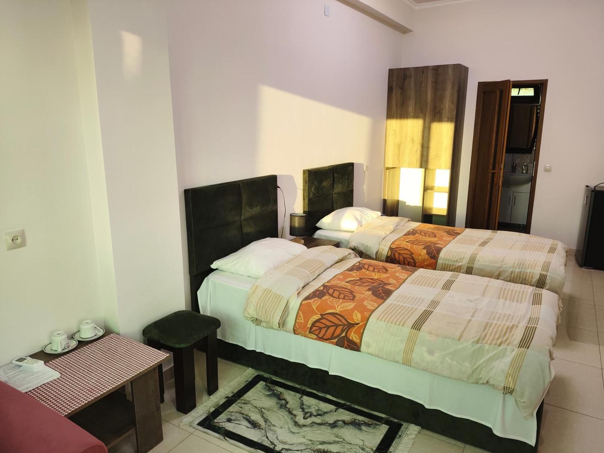 Apex Rest House Of 10 Rooms And Pool Yerevan Exterior photo