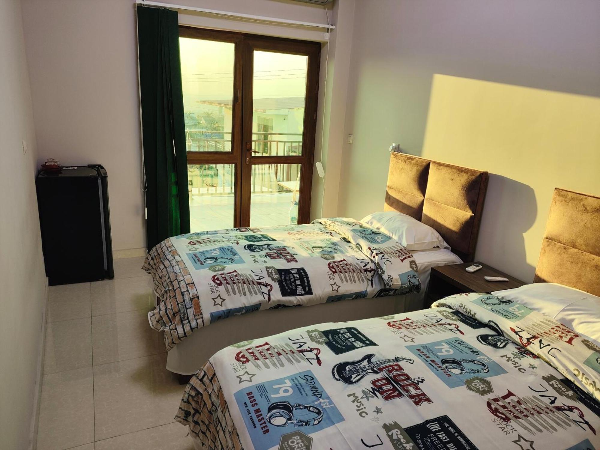 Apex Rest House Of 10 Rooms And Pool Yerevan Exterior photo